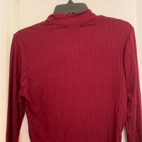 CROP TOP / SKIN TIGHT - Picture 2 of 2